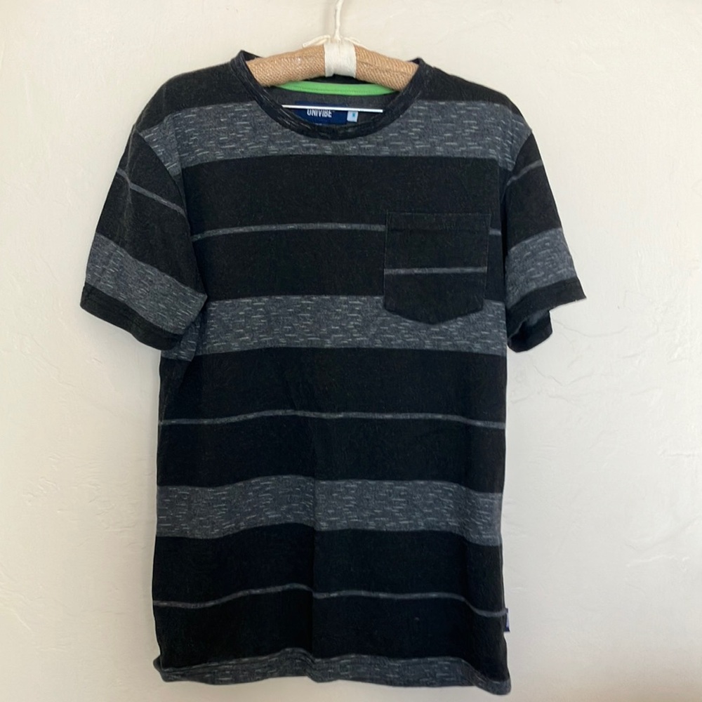 Univibe Short-sleeved shirts, Size M-XL, fits like L. Bundle of 3.